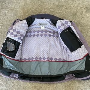 Women’s Columbia Ski Jacket size medium barely worn plum color